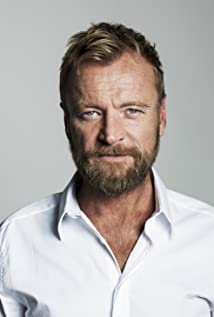 How tall is Richard Dormer?